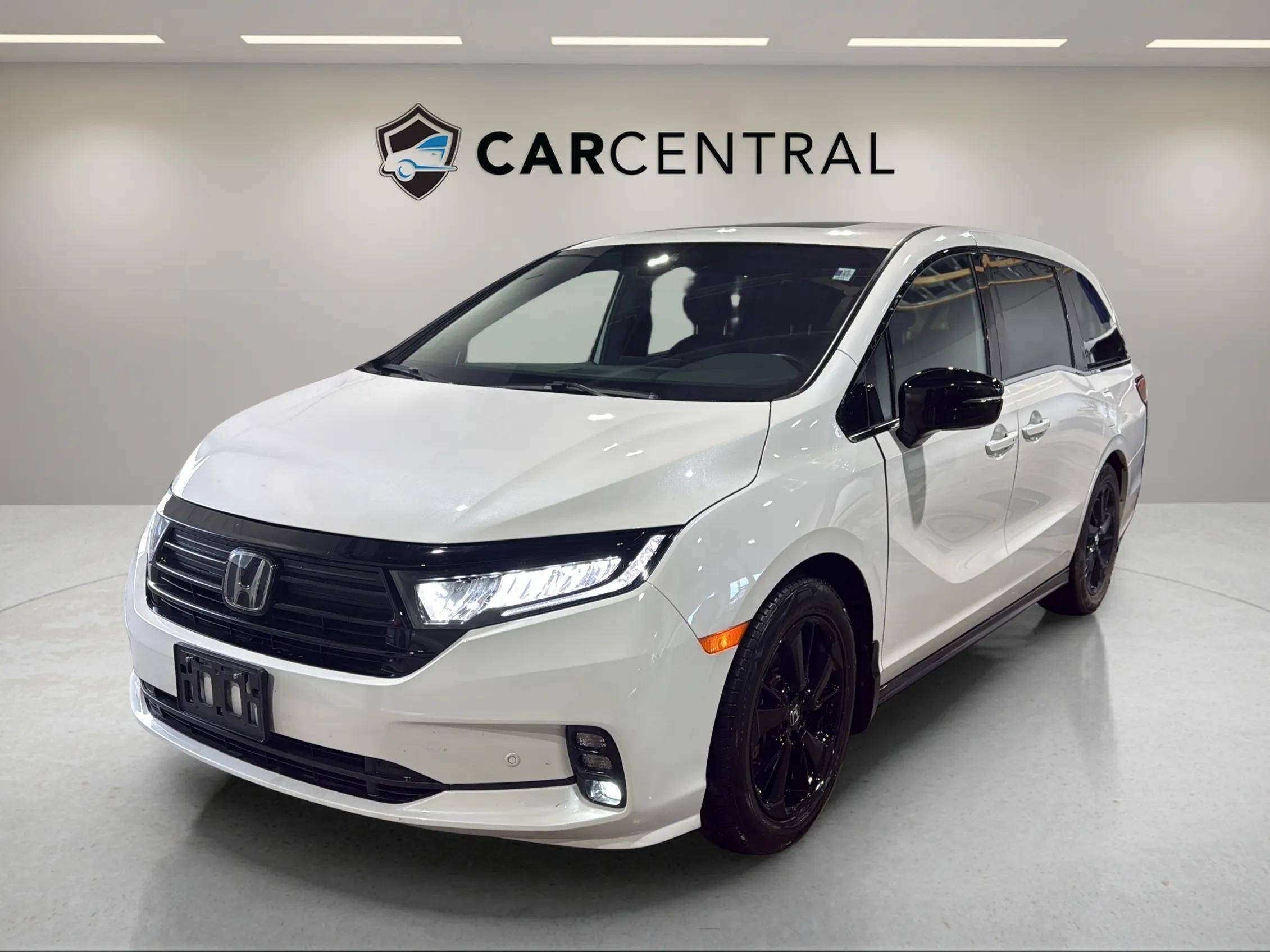 White 2024 Honda Odyssey Minivan  Automatic