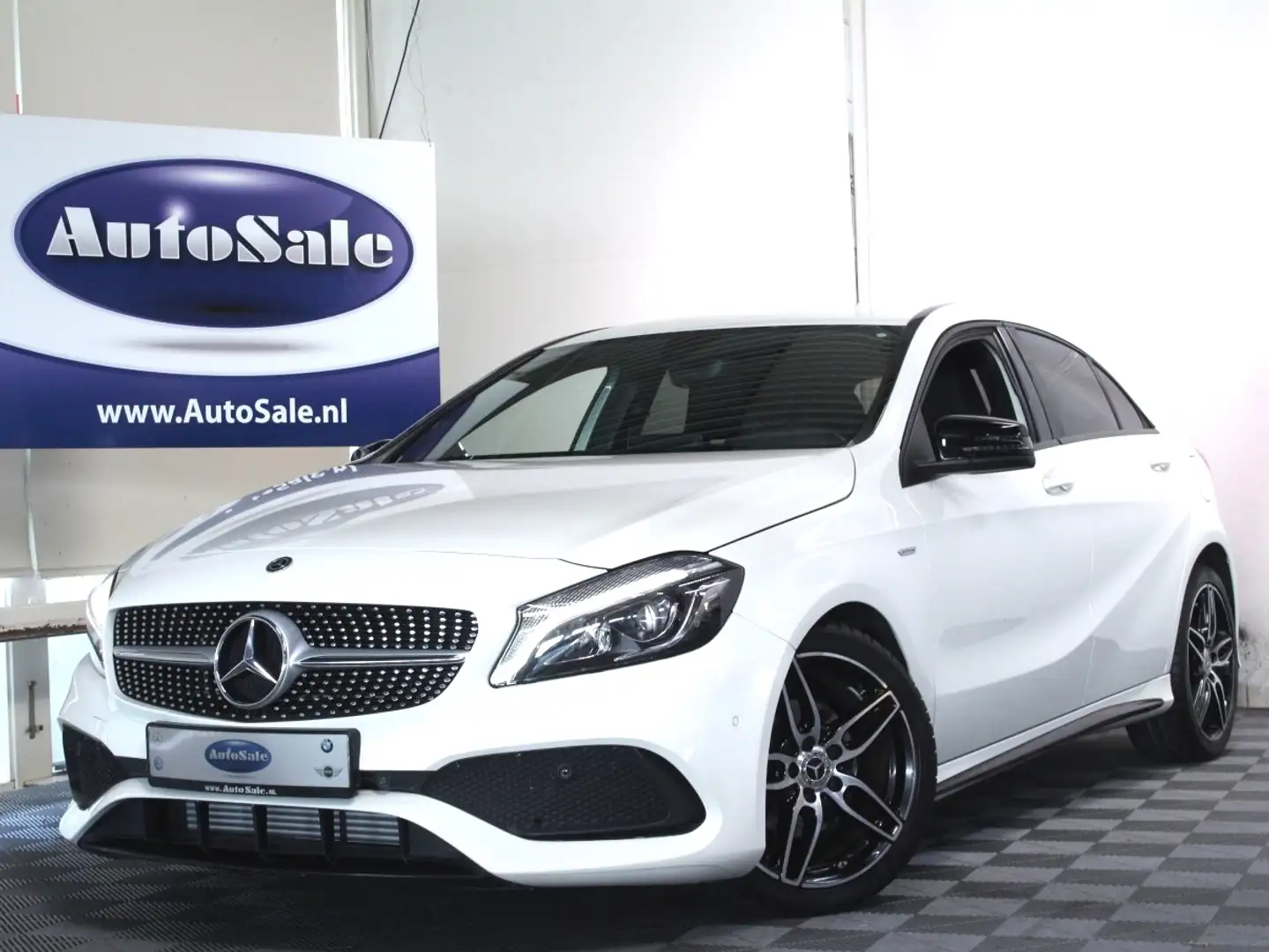 Mercedes-Benz A 180 AMG AUT 57.000km LEDER NAV CAMERA '18 Biały - 1