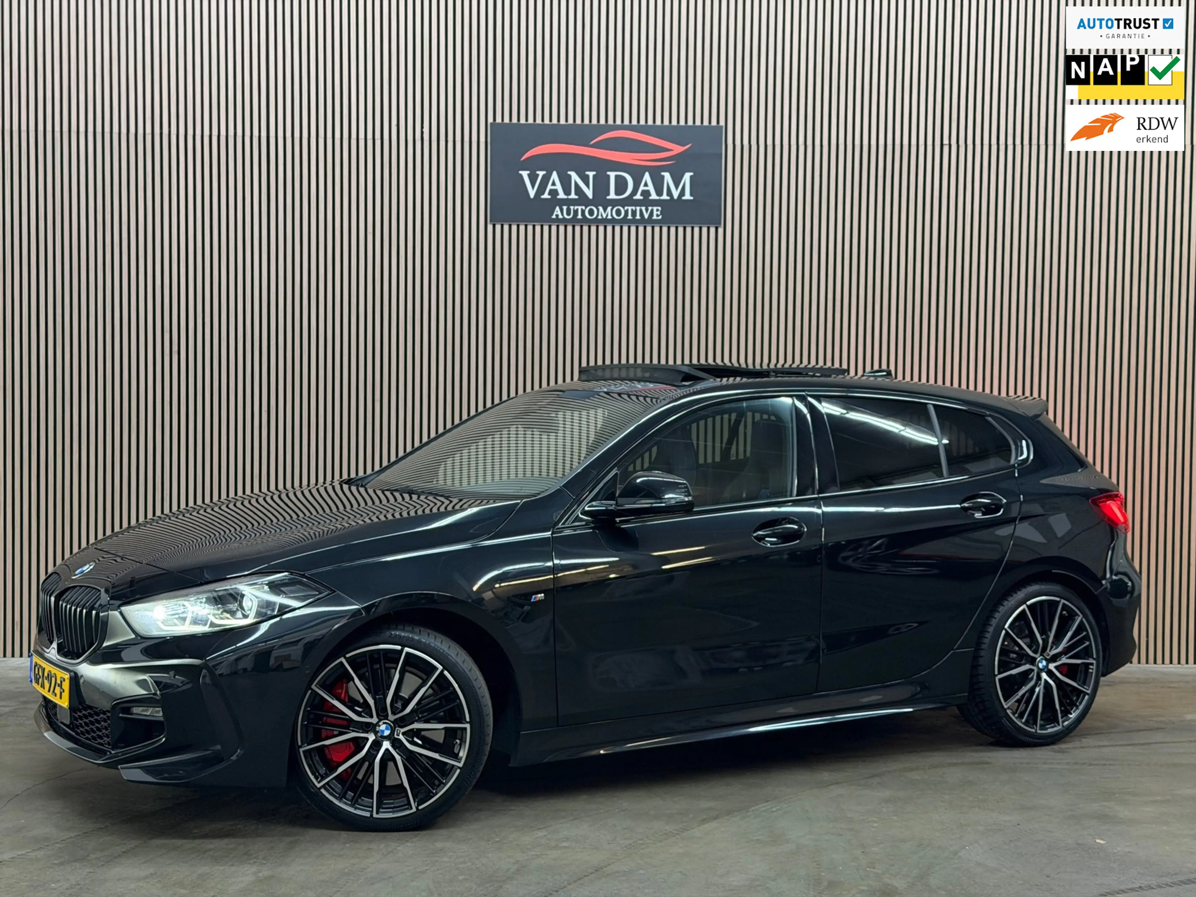 BMW 120 1-serie 120i M-Pakket 2024 NAP PANO KUIPSTOELEN LE