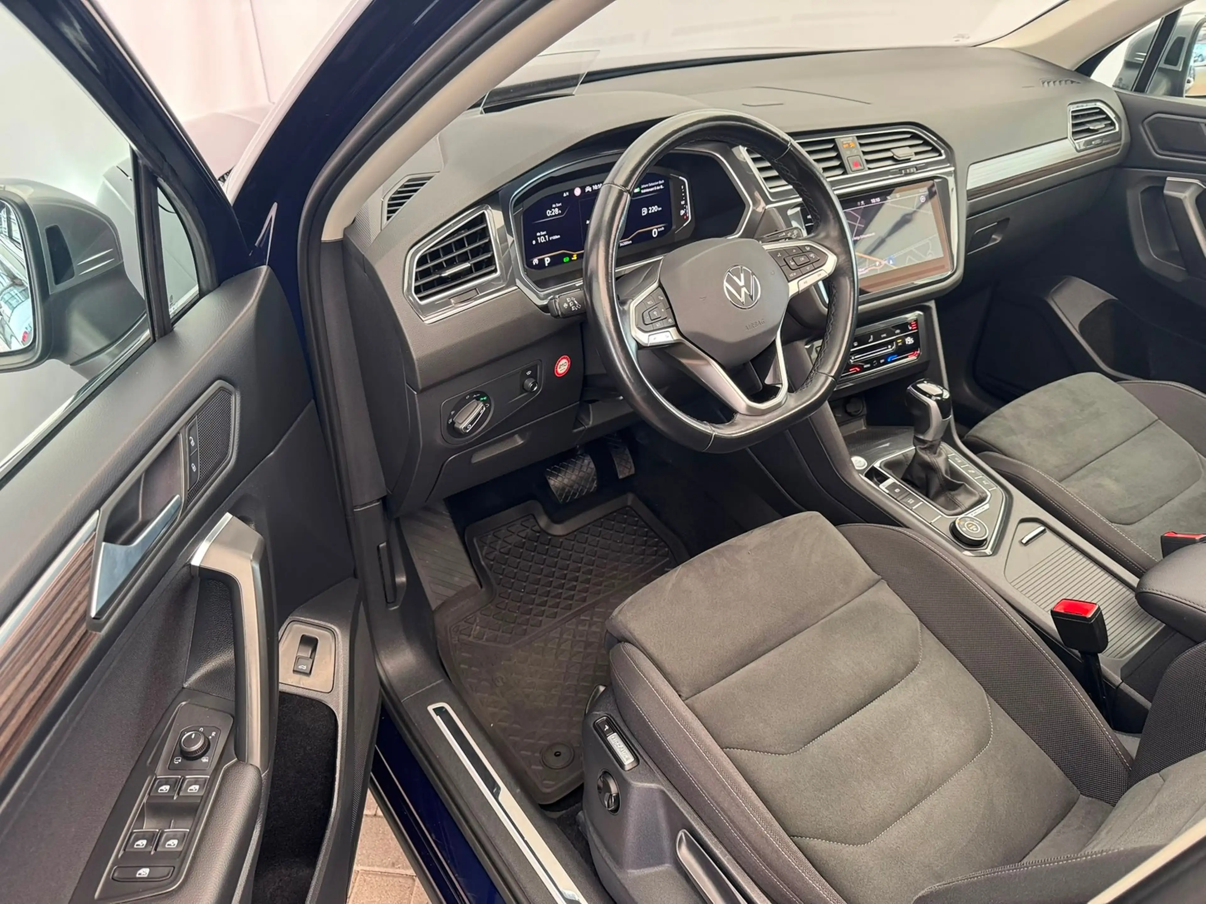 Volkswagen Tiguan Allspace Elegance 2.0TDI DSG+7-SITZER+4M+HUD+AHK+PANO+LED — photo 11