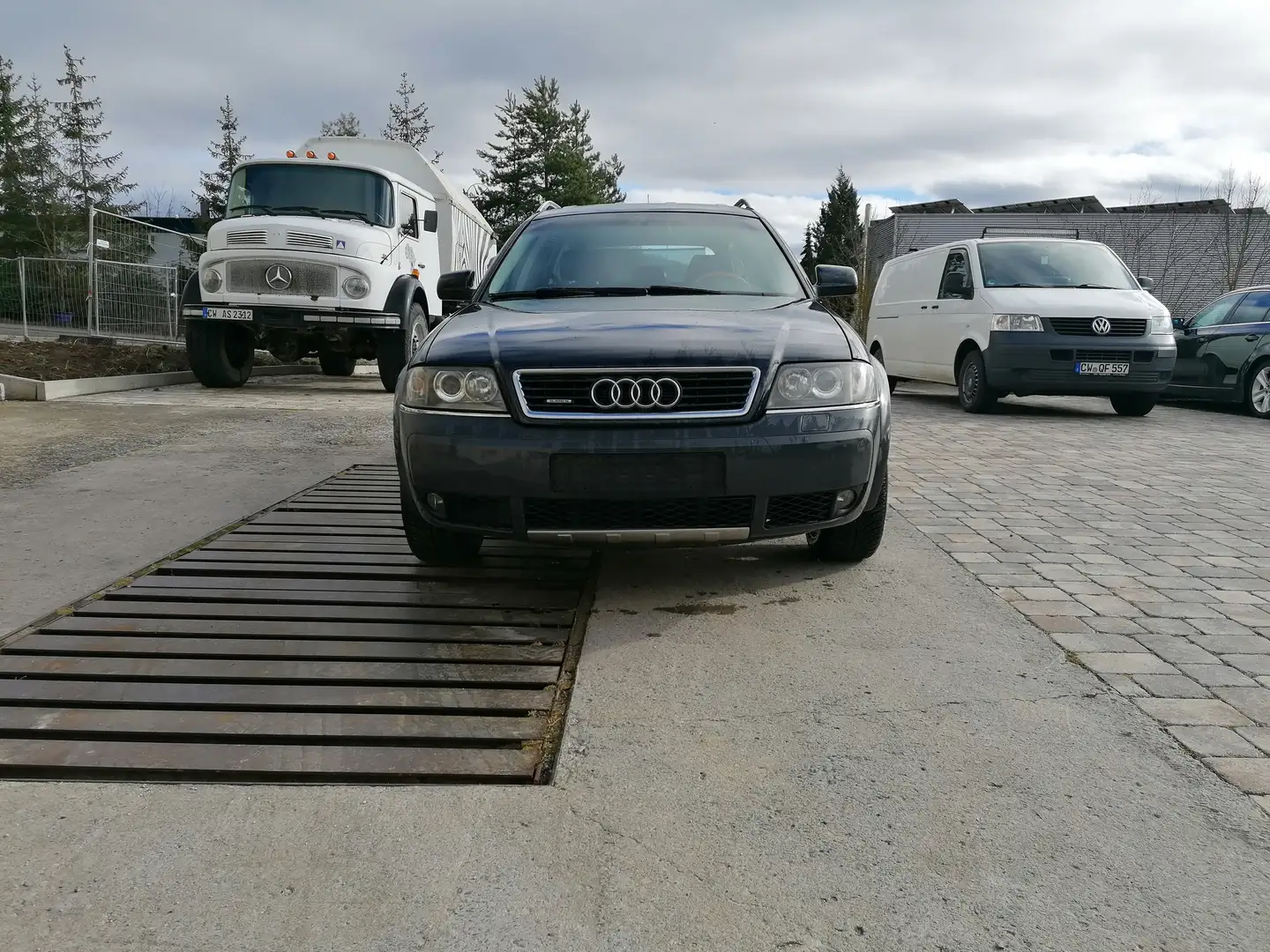 Audi Allroad 2.5 TDI (132kW) XENON/AHK/Navi/TÜV 04-2024 Černá - 1