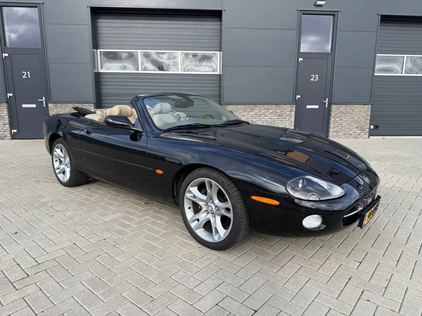 Jaguar XK8 4.2 V8 Convertible NL Auto / Youngtimer Zwart - 1