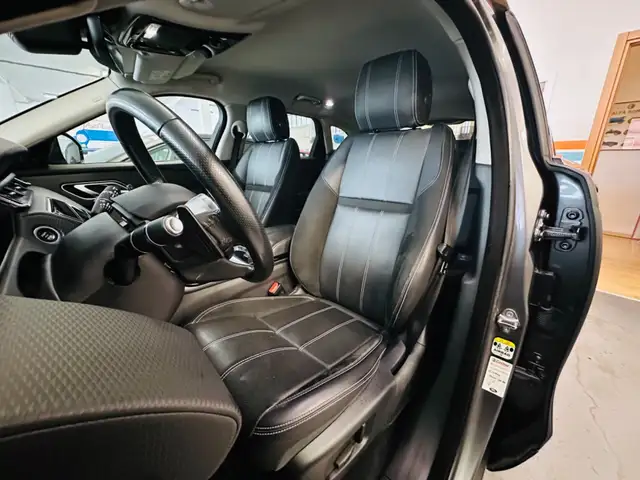 Land Rover Range Rover Velar view 8