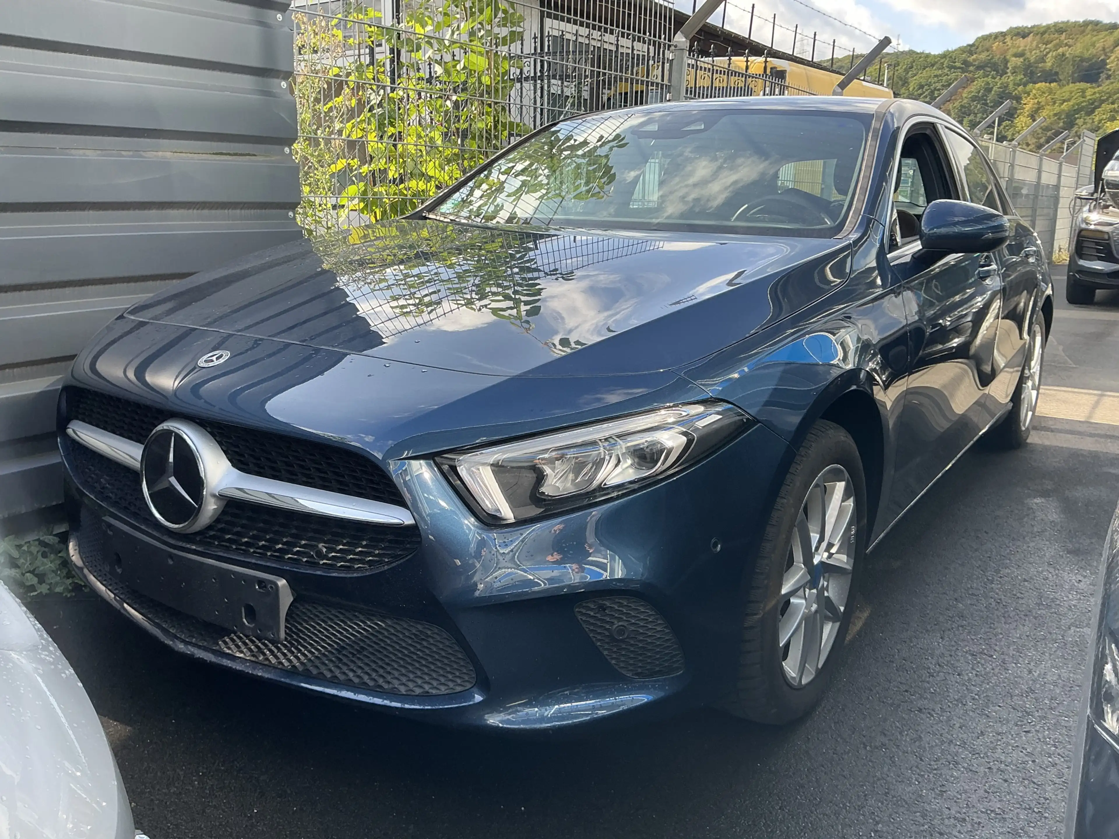 Mercedes-Benz A 250 e Advanced Teil-Leder R.Cam Navi LED SHZ