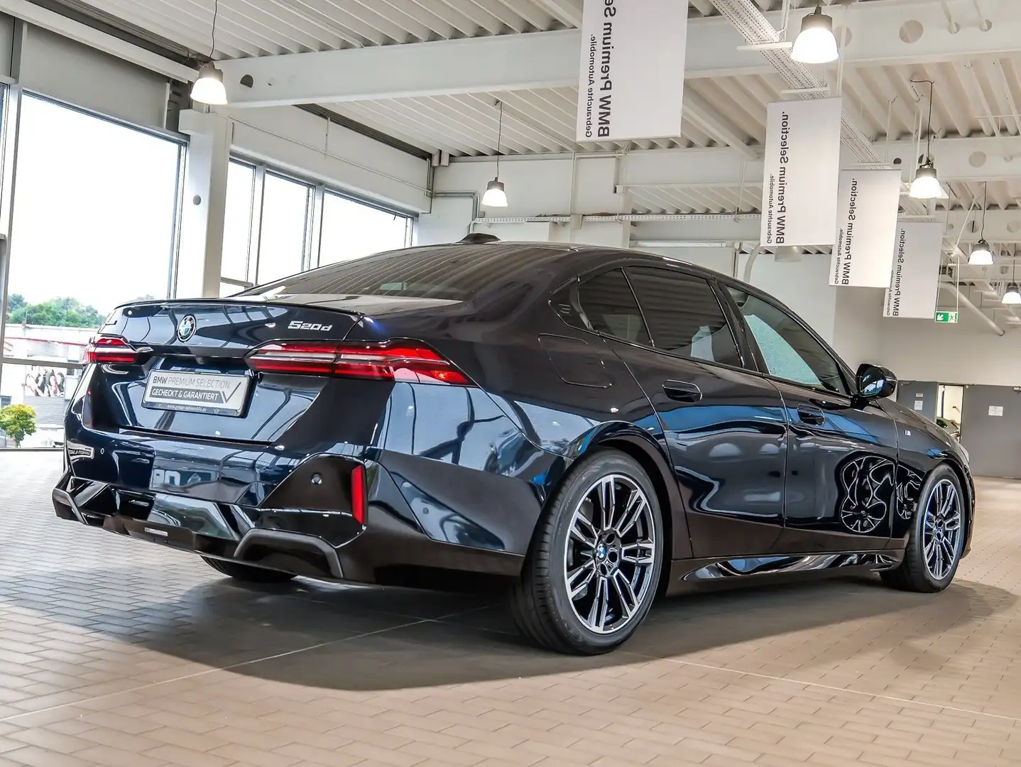 BMW 520 d xDrive MSportPro Pano AHK Sitzbelüft. H&R Schwarz - 2