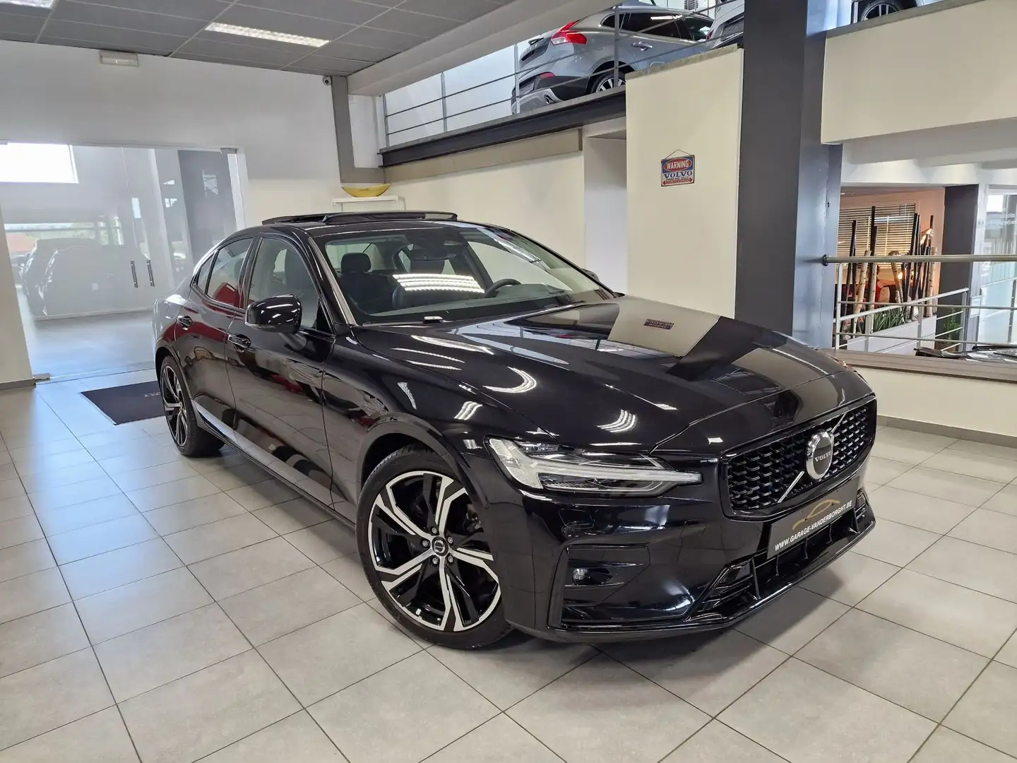 Volvo S60 PLUS DARK B5 HYBRID AWD AUTOMAAT  FULL OPTION Zwart - 1