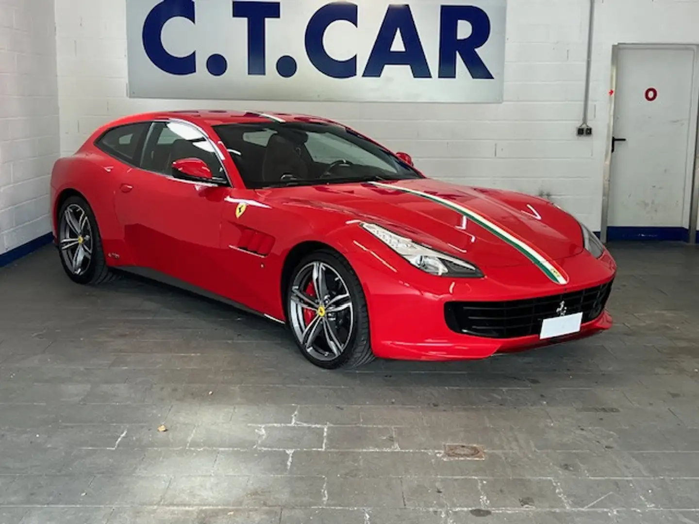 Ferrari GTC4 Lusso Tailor Made 70 Anni Collection Rouge - 1