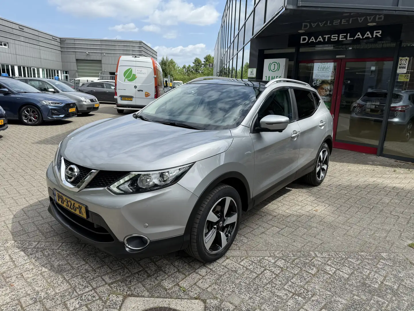 Nissan Qashqai 1.2 N-Connecta Panoramadak 360 camera navi Grijs - 2