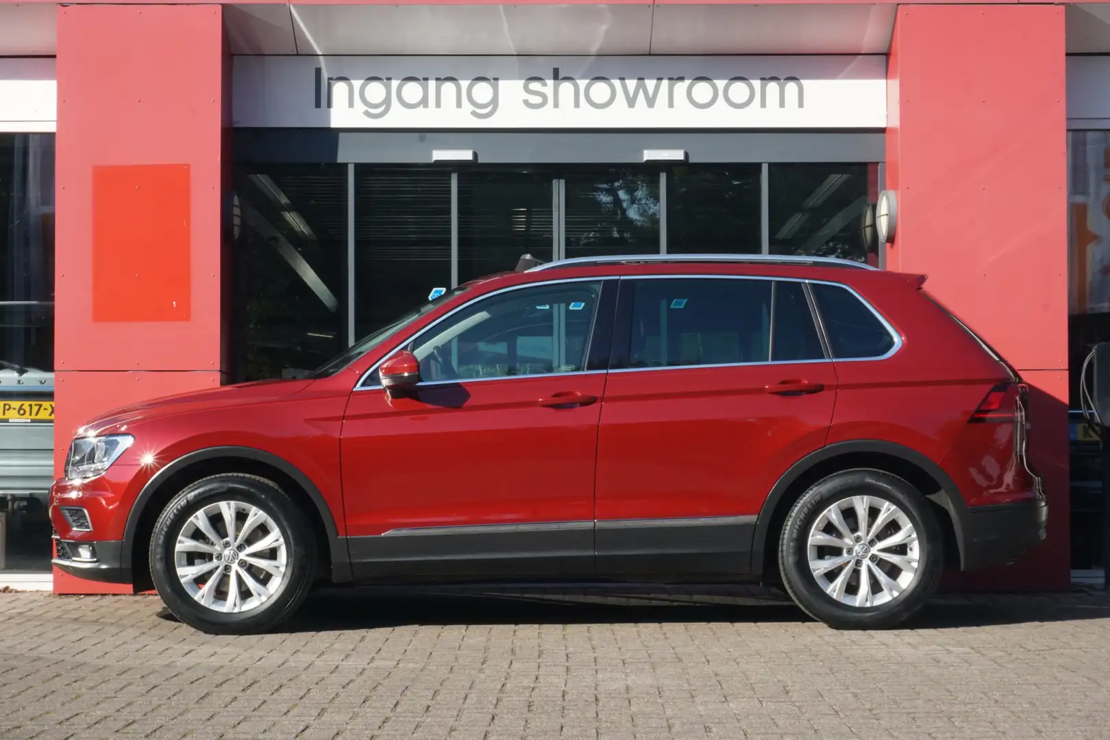 Volkswagen Tiguan 1.4 TSI Comfortline Business | Origineel NL | Pano Rouge - 2