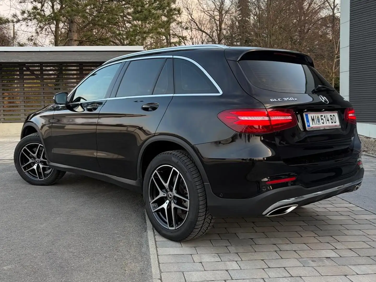 Mercedes-Benz GLC 350 e 4Matic AMG Line Schwarz - 2