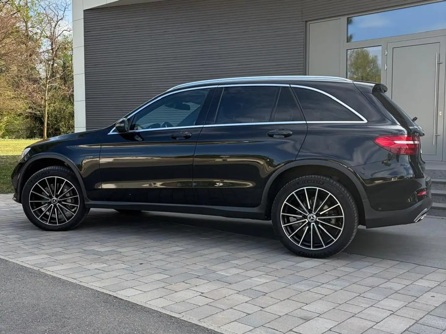 Mercedes-Benz GLC 350 e 4Matic AMG Line Schwarz - 1