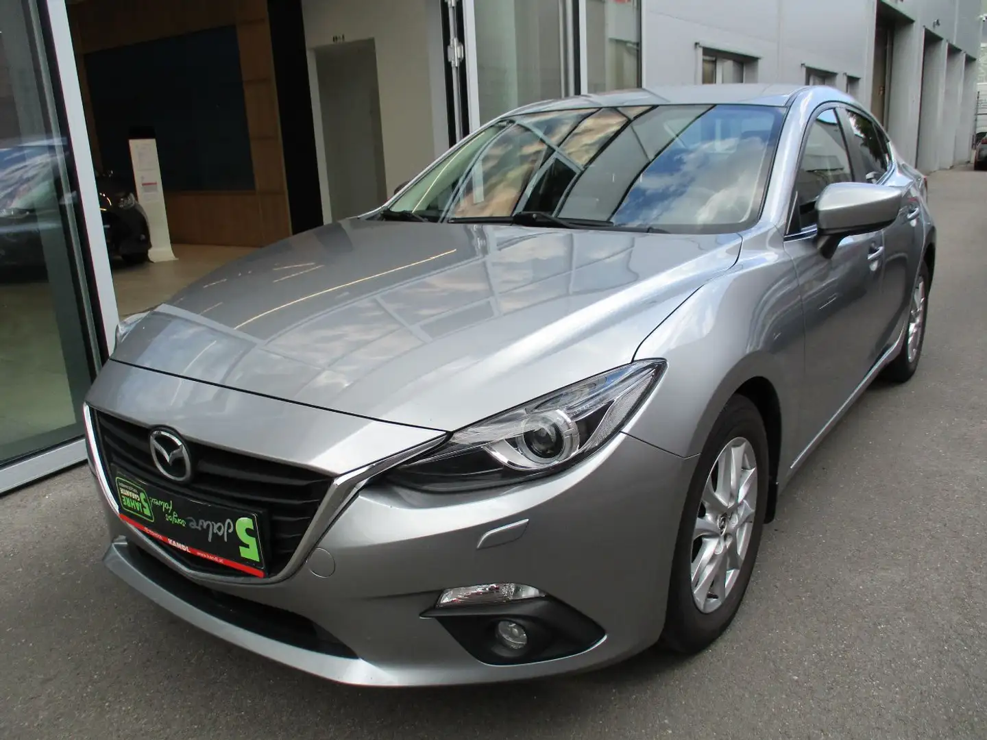 Mazda 3 1.5 SKYACTIV-G 100 Attraction SHZ+2xKlima+LM Grau - 2