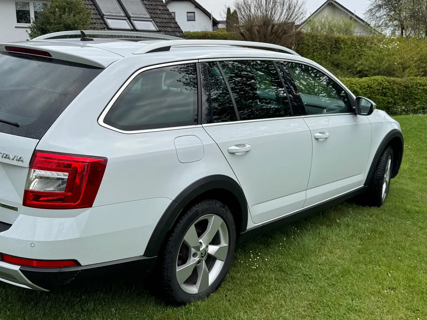 Skoda Octavia Scout 4x4 Weiß - 2