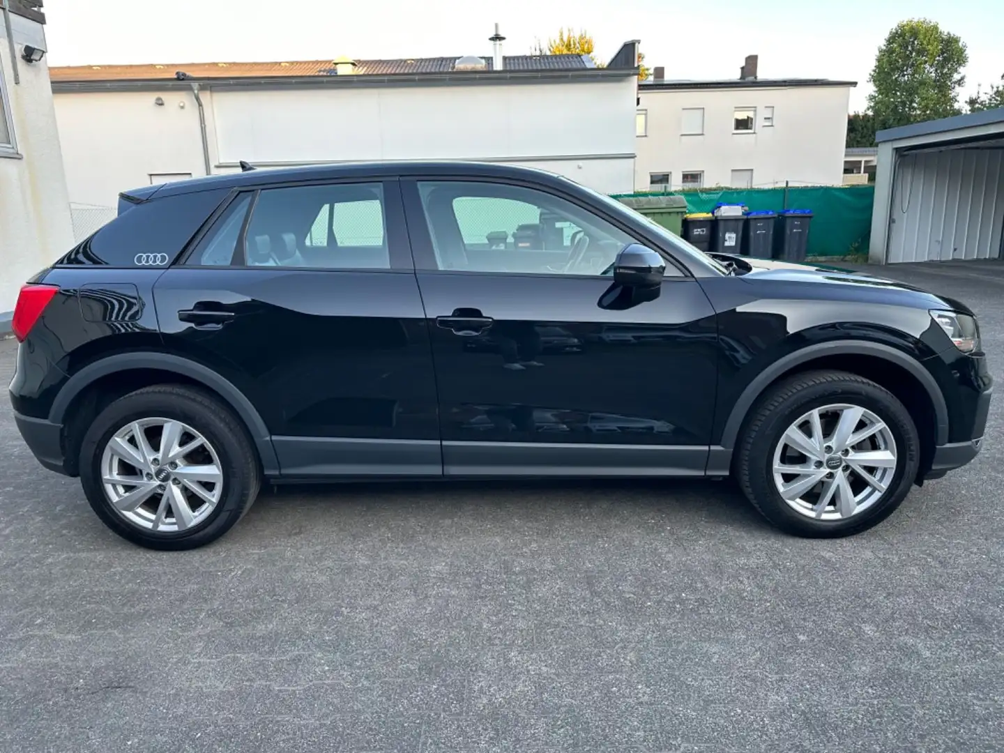 Audi Q2 1.4 TFSI TEMPO|R.KAM|AHK|NAVI Schwarz - 2