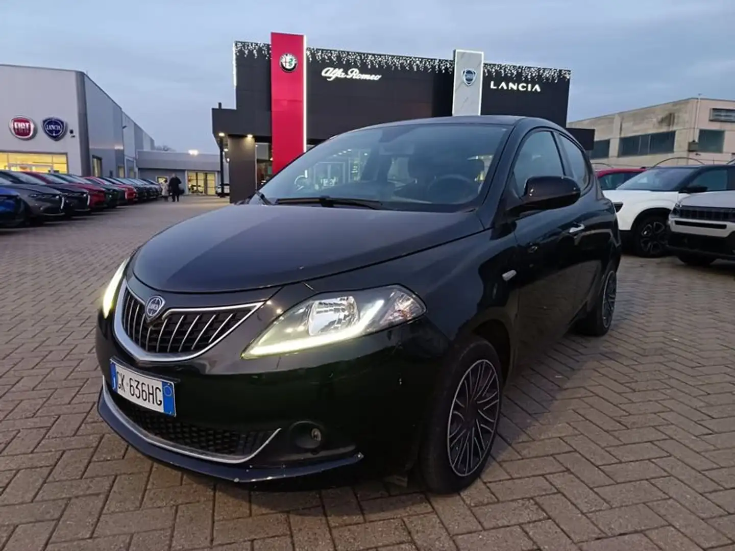 Lancia Ypsilon 1.0 FireFly 5 porte S&S Hybrid Gold Nero - 1