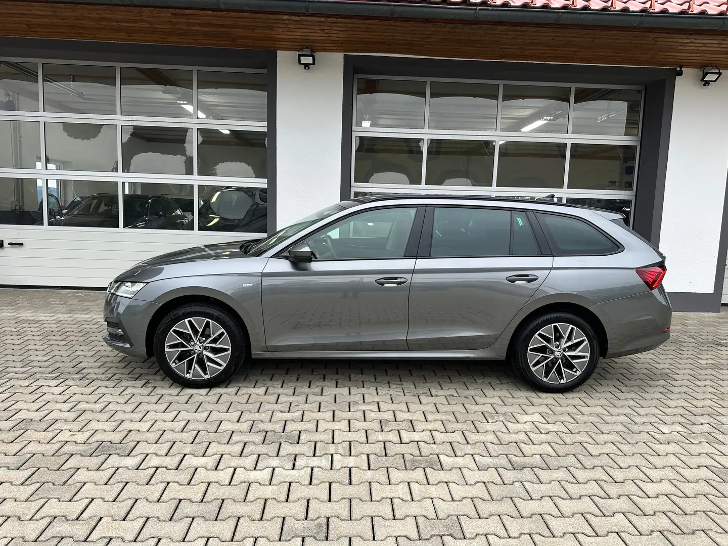 Skoda Octavia Ambition 2,0 TDI DSG *STANDHZ*AHV*DIGITAL*APP*ACC* Grau - 2