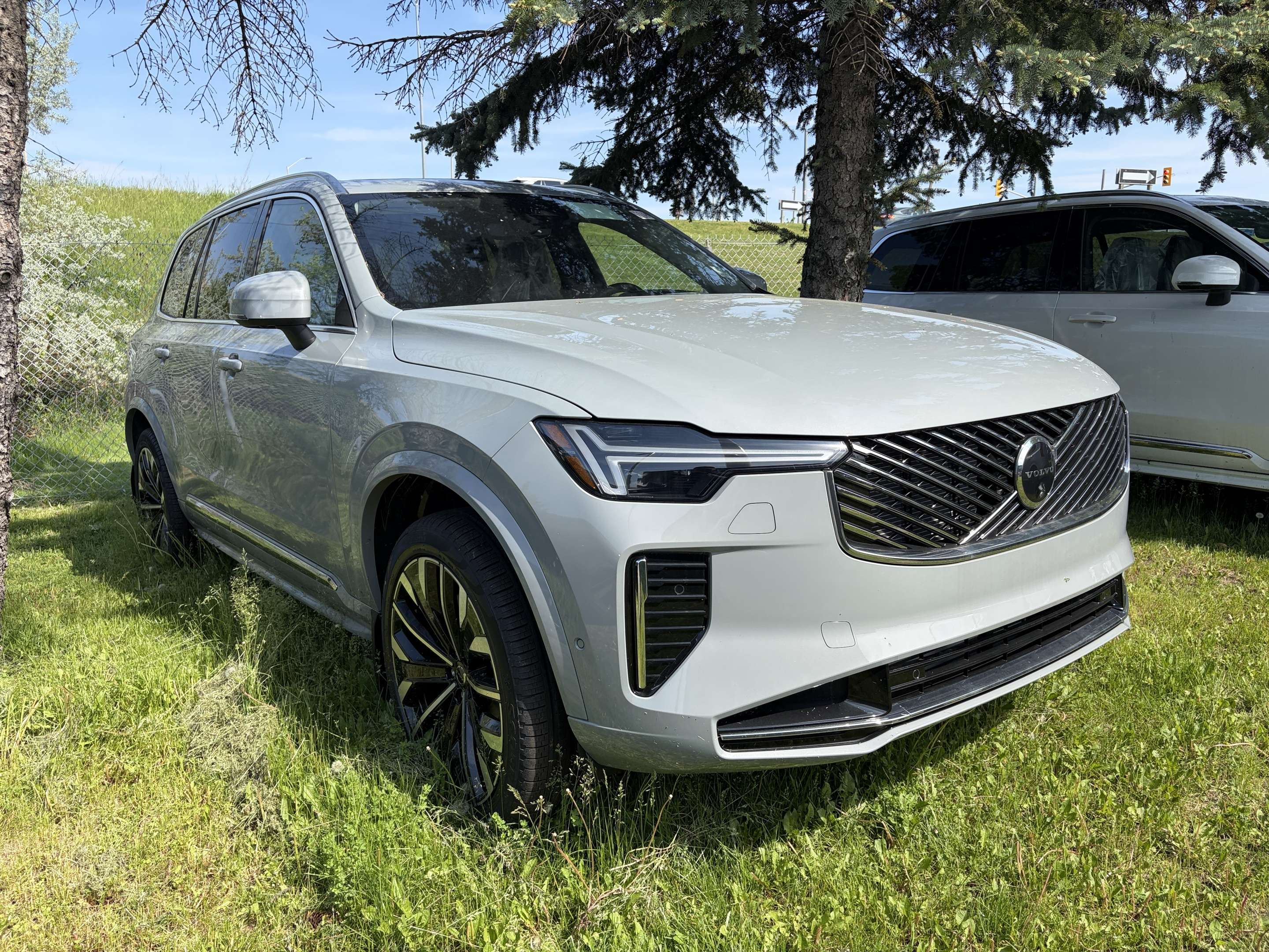 2026 Volvo XC90 T8 AWD Plus Bright Theme 7-Seater alt 4