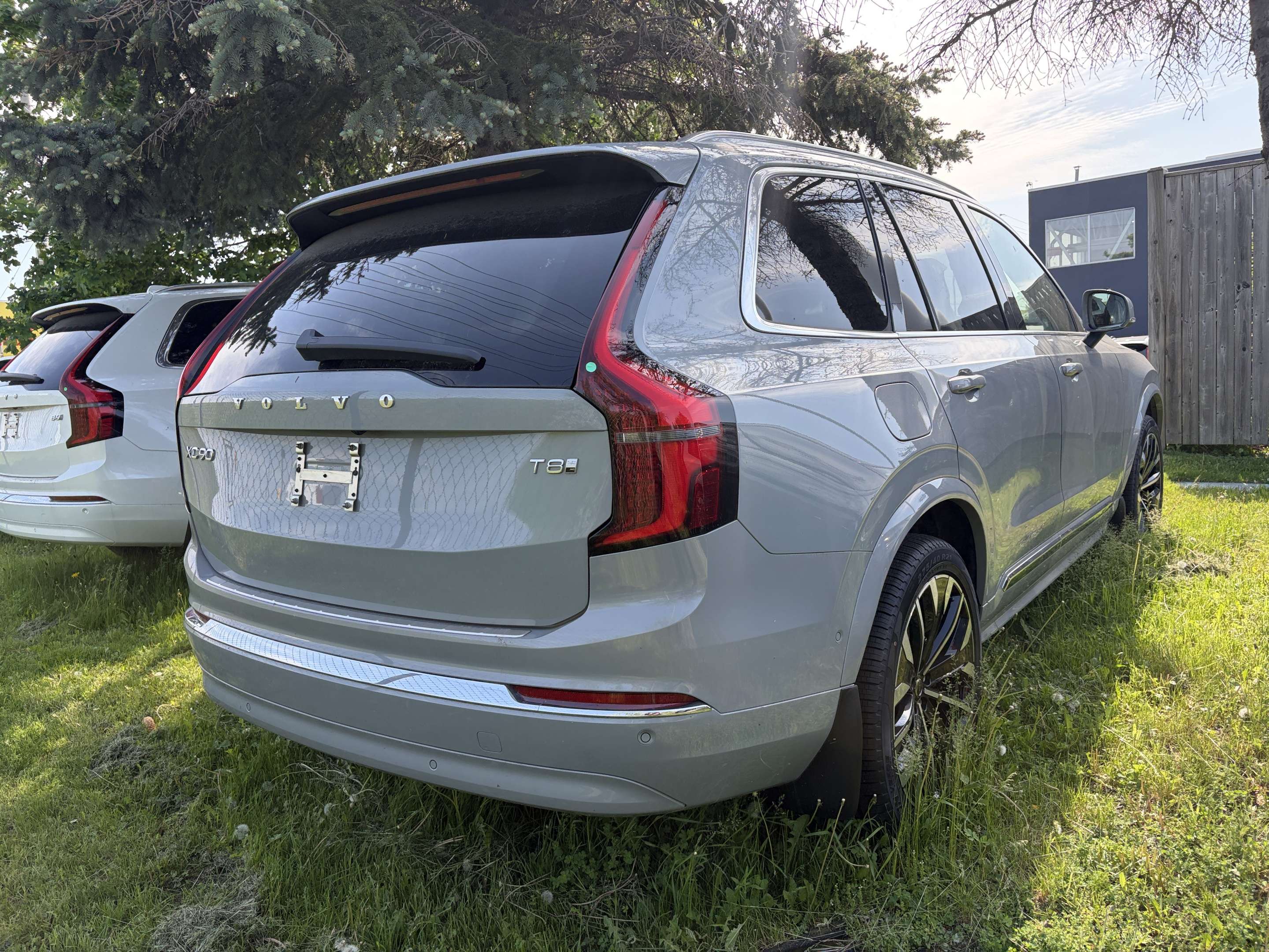 2026 Volvo XC90 T8 AWD Plus Bright Theme 7-Seater alt 3