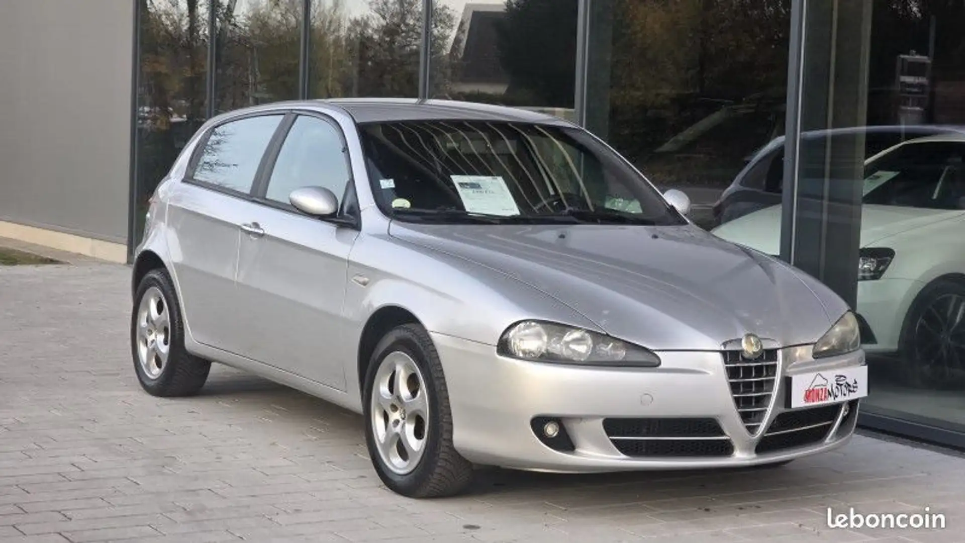 Alfa Romeo 147 1.6 105CH 5P Gris - 1