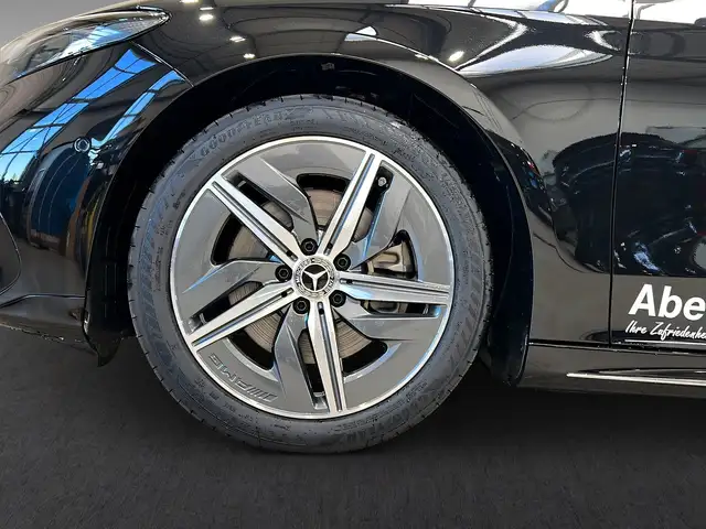 Mercedes-Benz 250 view 4