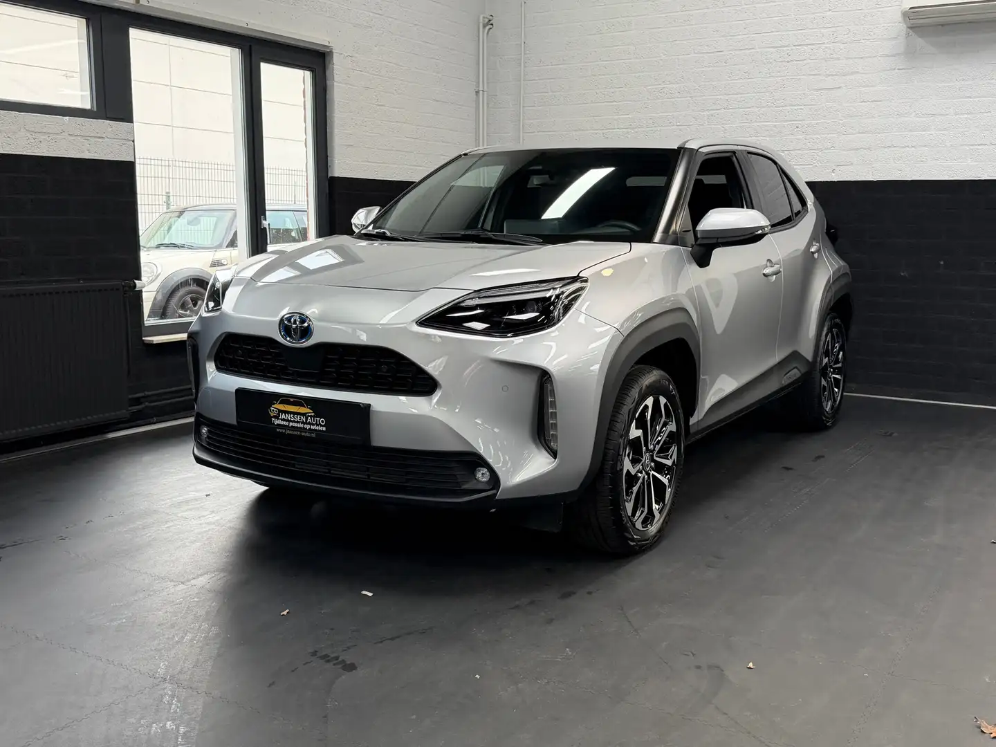 Toyota Yaris Cross 1.5 Hybrid Team | Camera | Automaat | Stoelverwarm Gris - 2