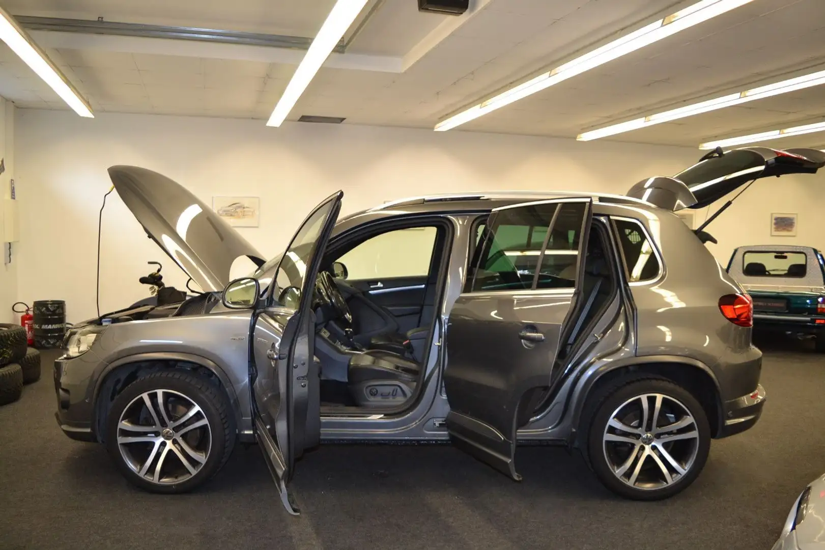 Volkswagen Tiguan CityScape  AUTOMATIK R-LINE Grau - 2