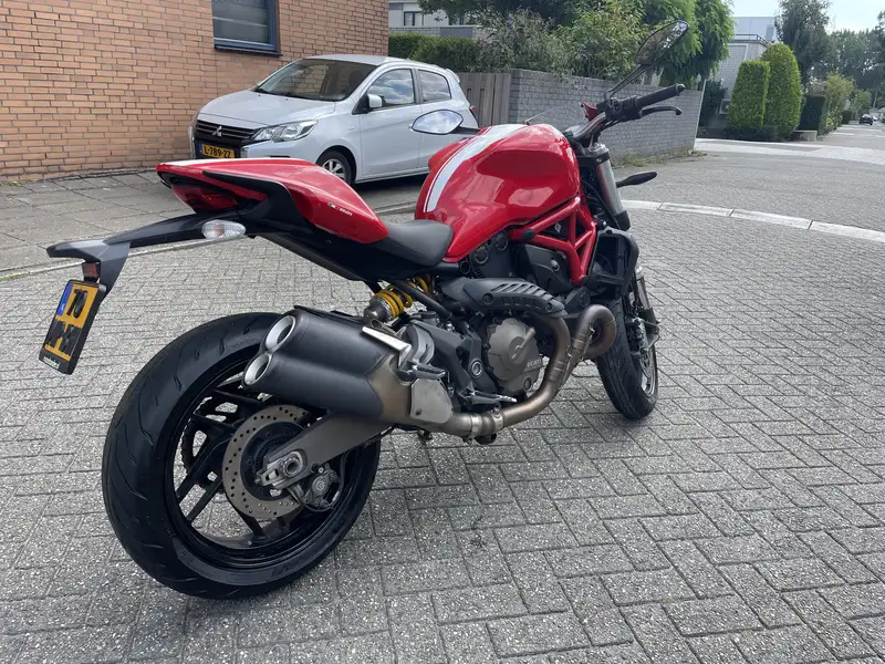 Ducati Monster 821 - foto 2