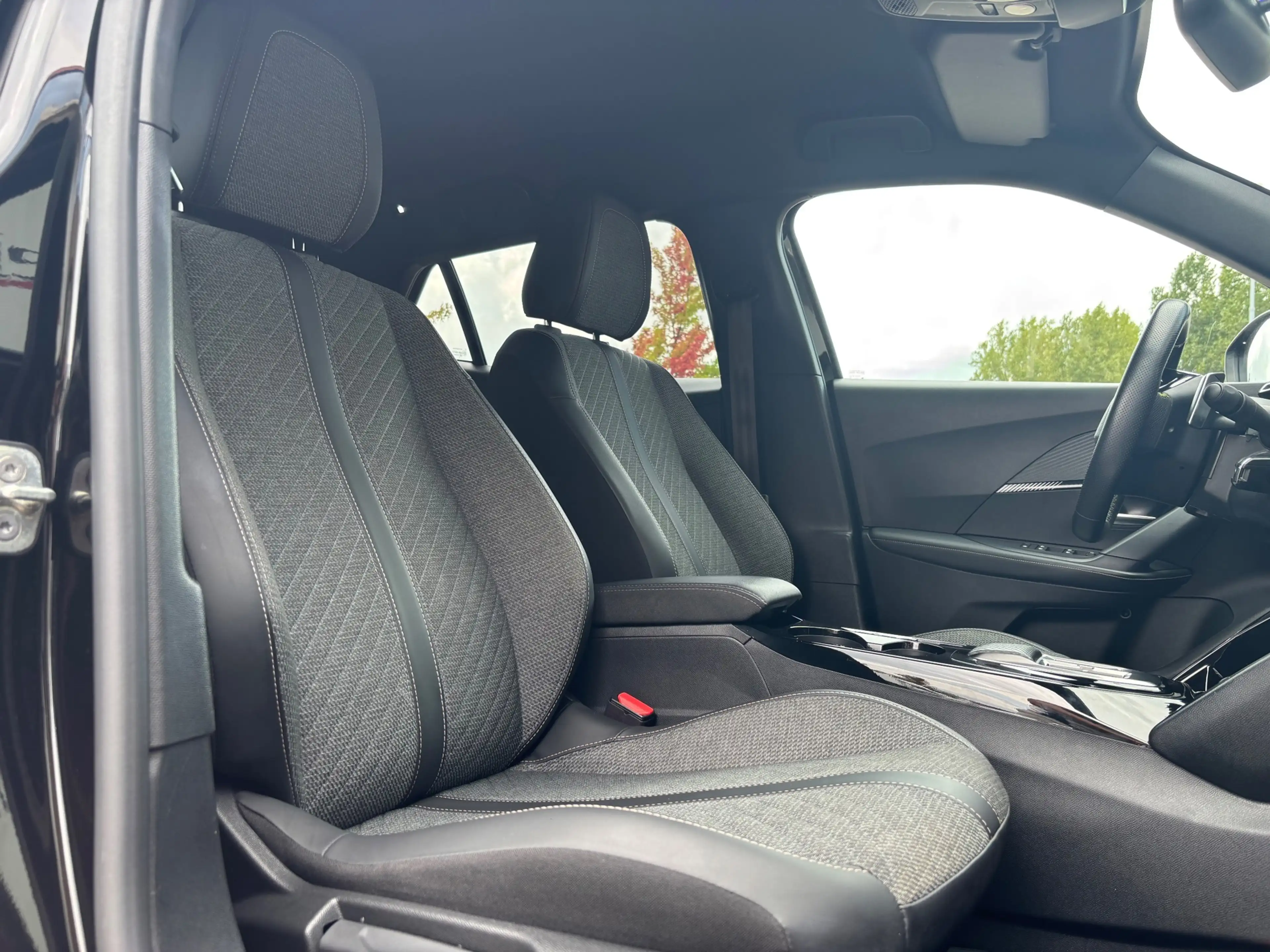 Peugeot 2008 1.2 PureTech 130 Allure|Carplay|Camera|Trekhaak — photo 37