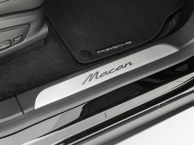 Porsche Macan view 12