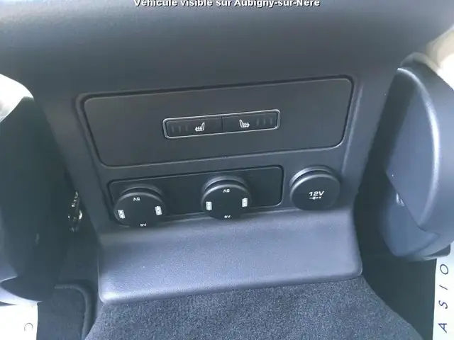Jaguar F-Pace view 12