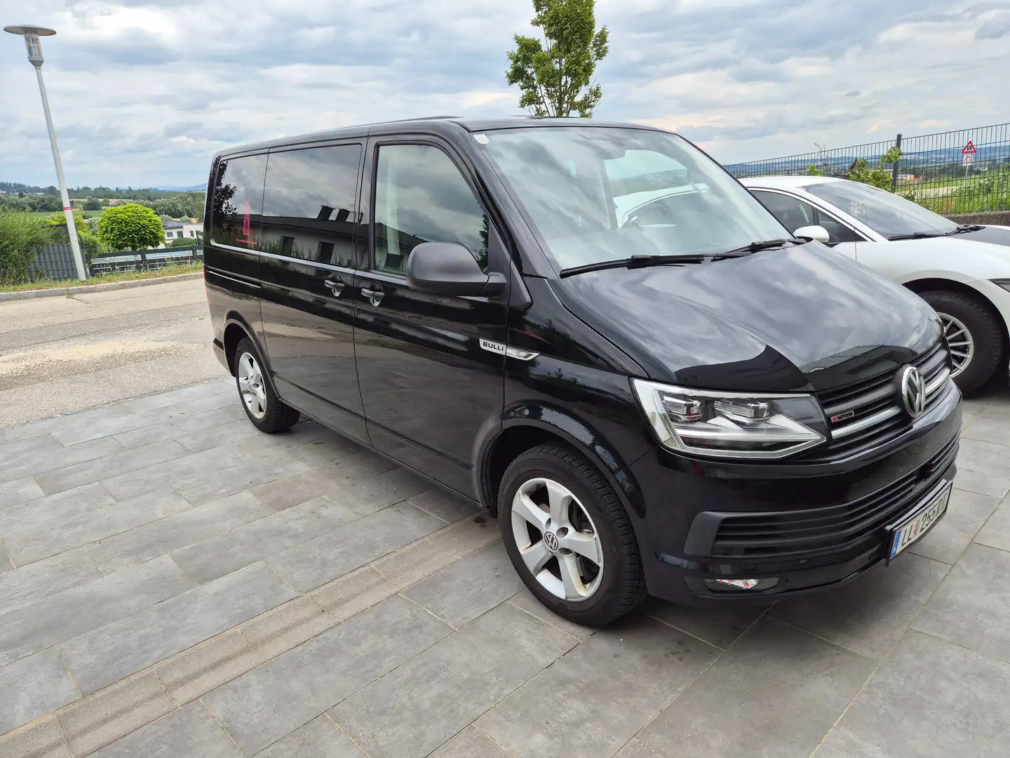 Volkswagen T6.1 Multivan Trendline Schwarz - 2