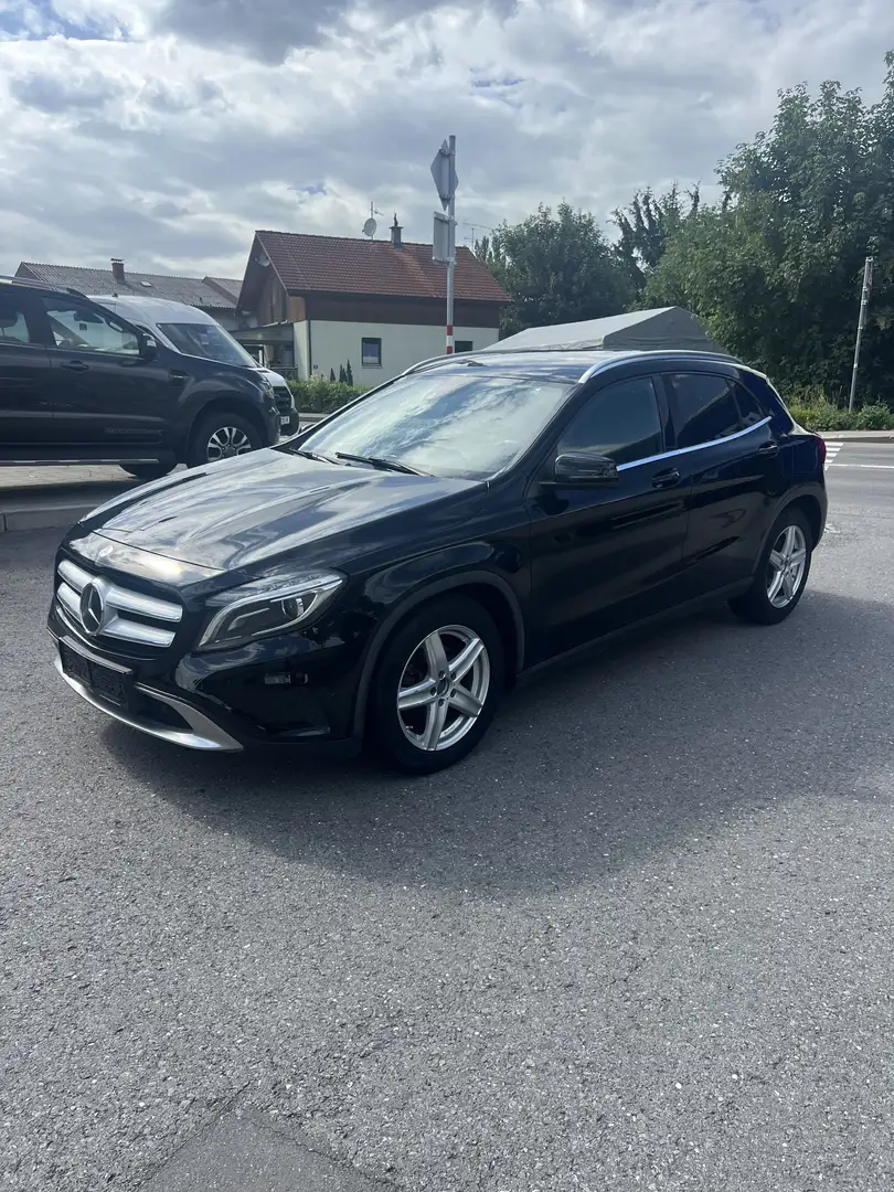 Mercedes-Benz GLA 200 CDI / d 4Matic Schwarz - 1