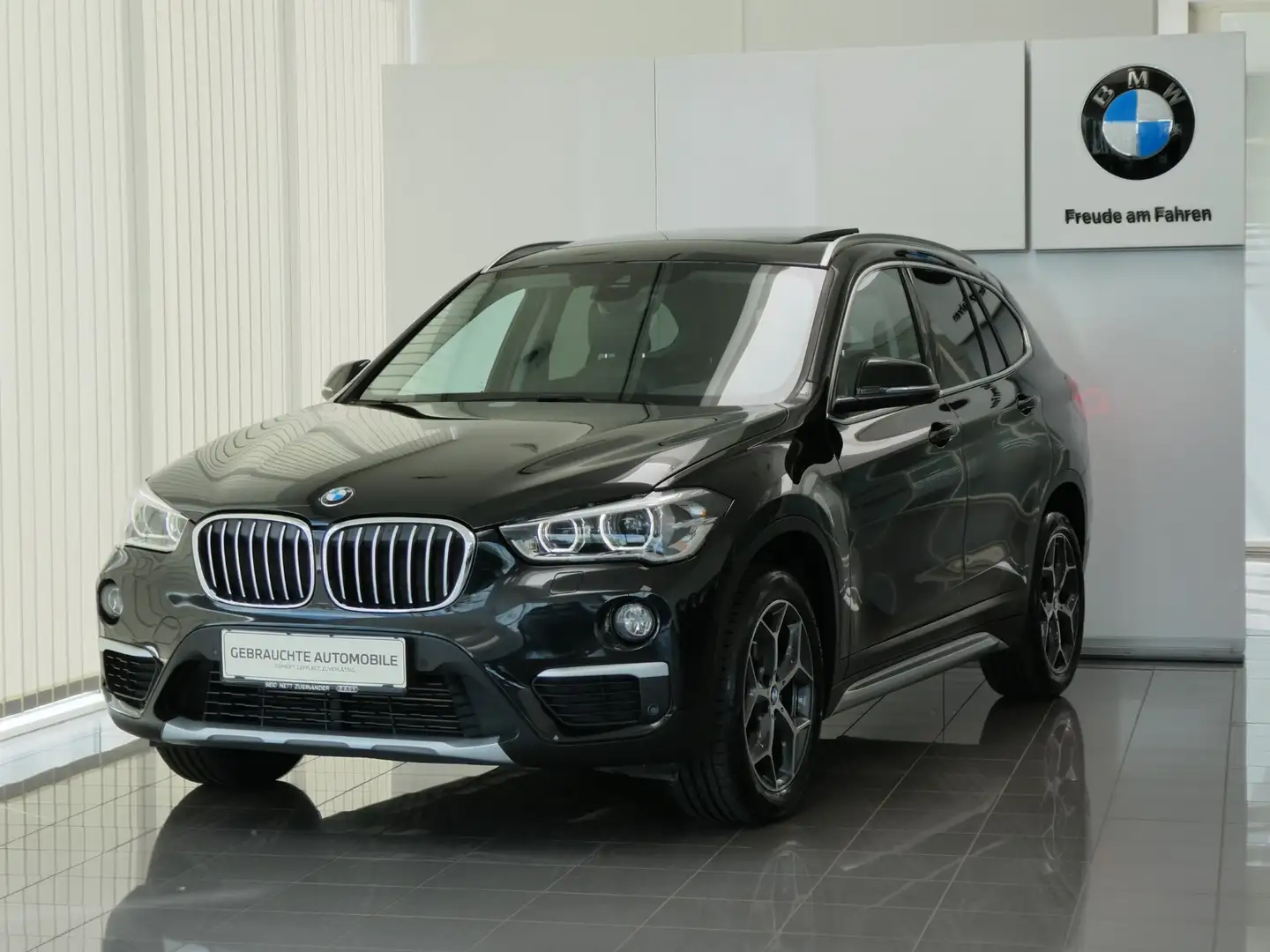 BMW X1 sDrive18d Schwarz - 1