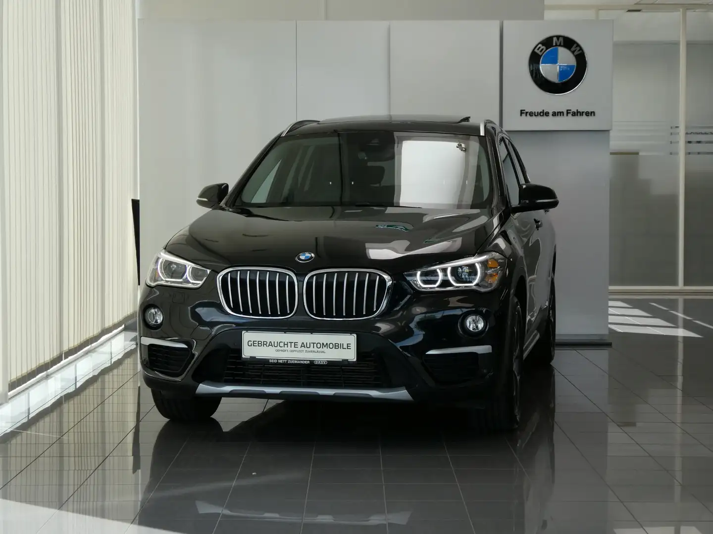 BMW X1 sDrive18d Schwarz - 2