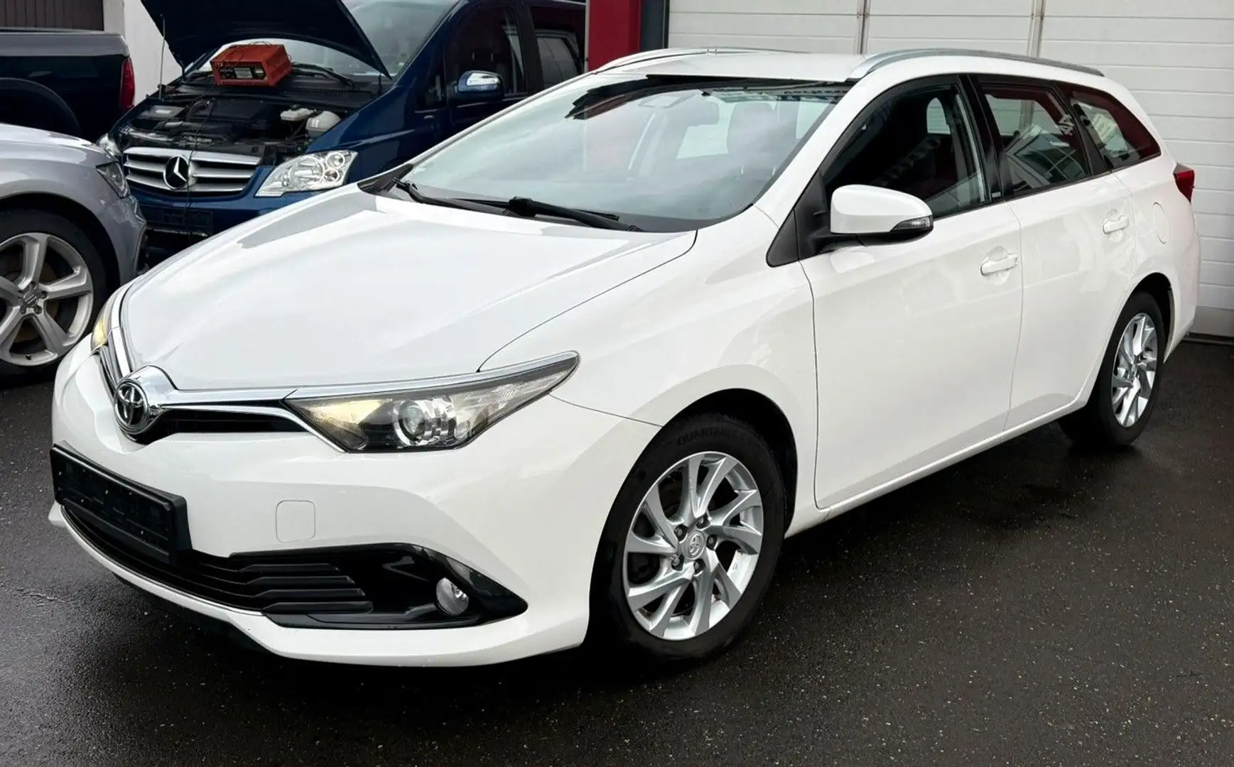Toyota Auris Touring Sports Edition-S Automatik/Navi Weiß - 1