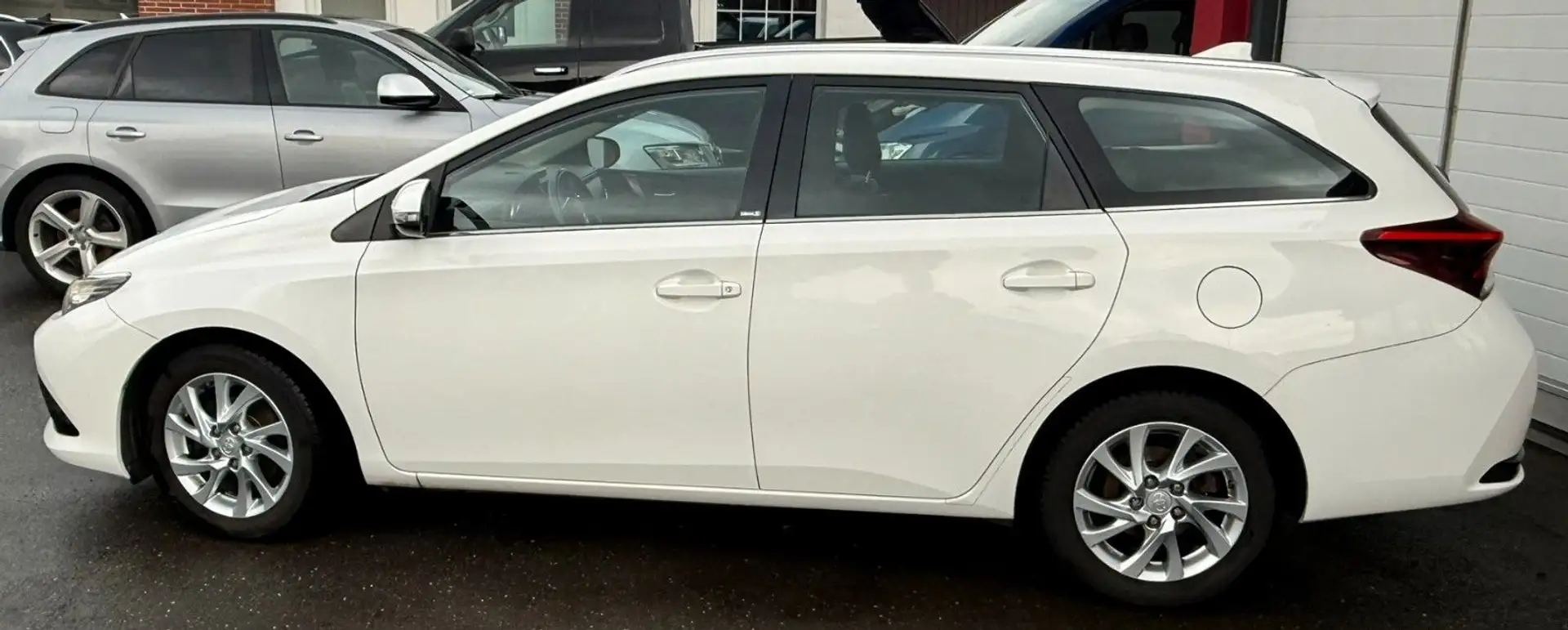 Toyota Auris Touring Sports Edition-S Automatik/Navi Weiß - 2
