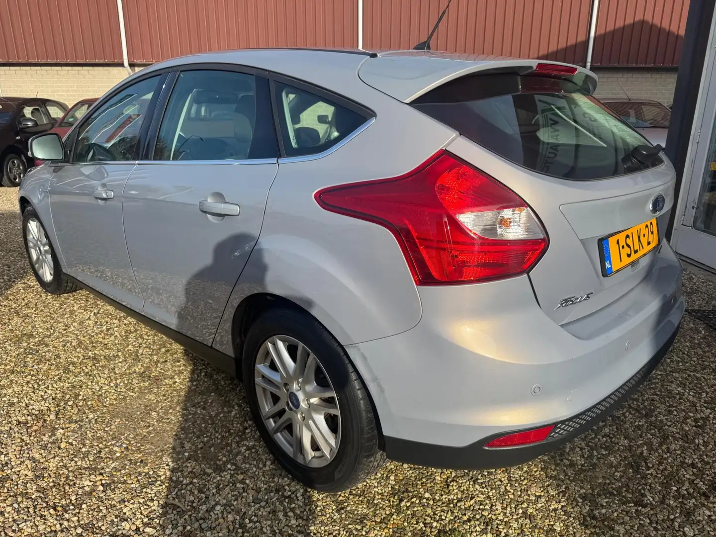 Ford Focus 1.0 Titanium cruise contr,clima, Autom inparkeren, Grijs - 2