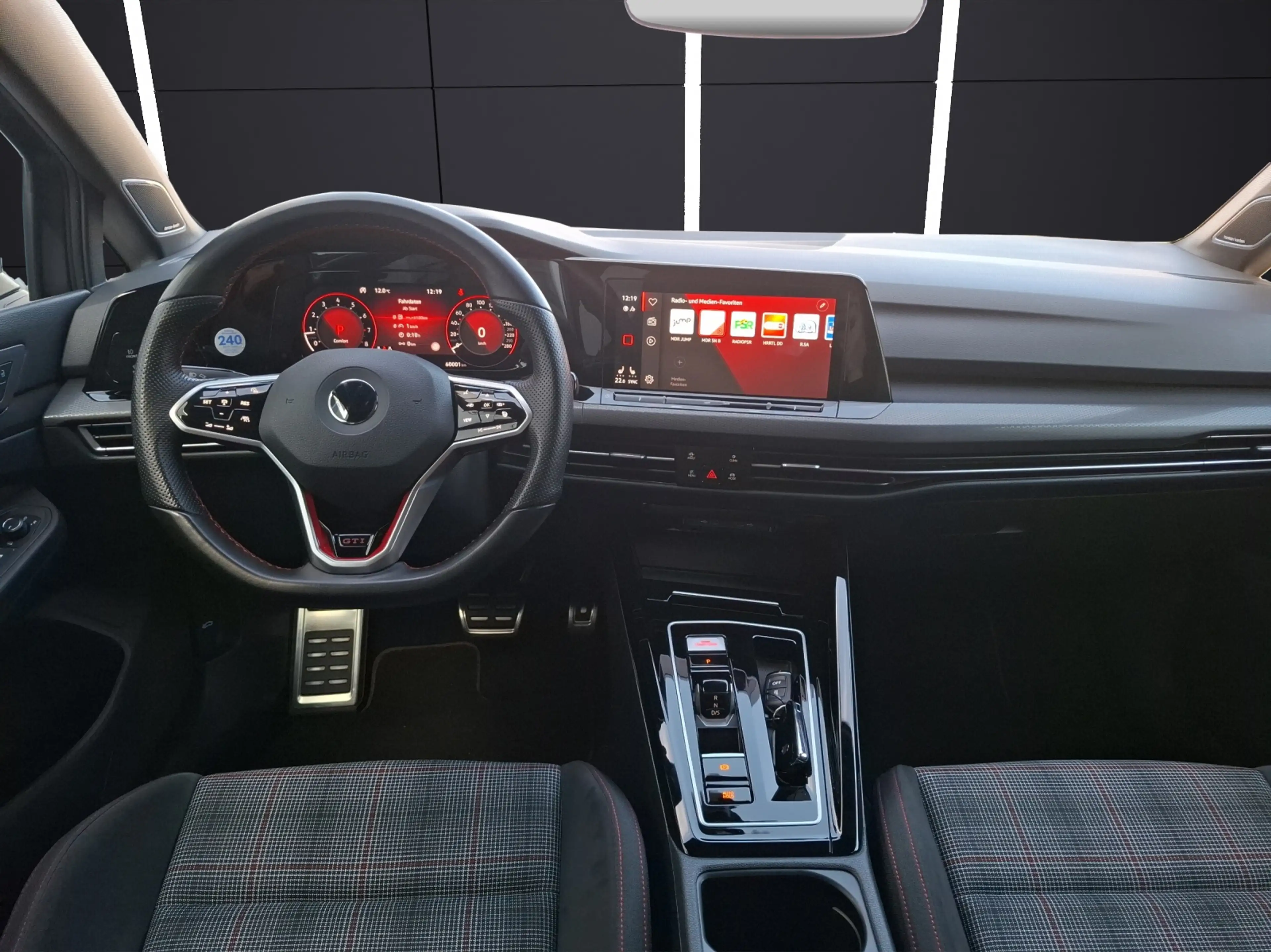 Volkswagen Golf VIII GTI DSG Standhzg. Matrix Navi AID Pano HUD... — photo 14