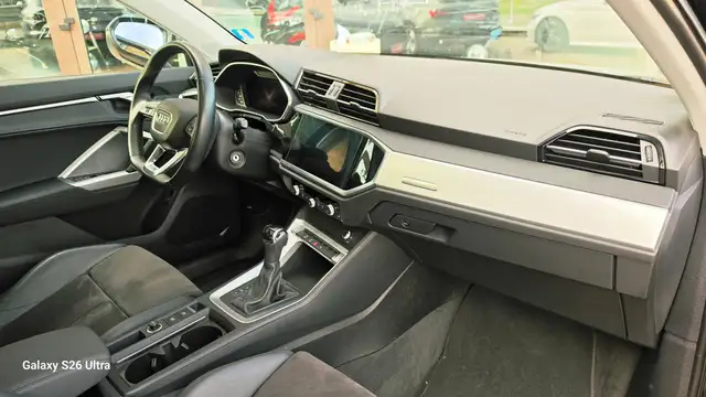 Audi Q3 view 10