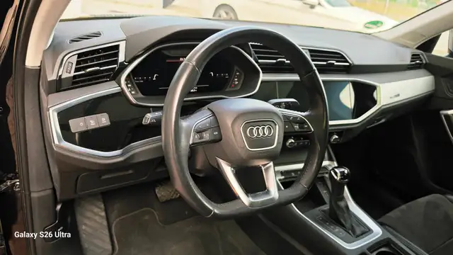 Audi Q3 view 9