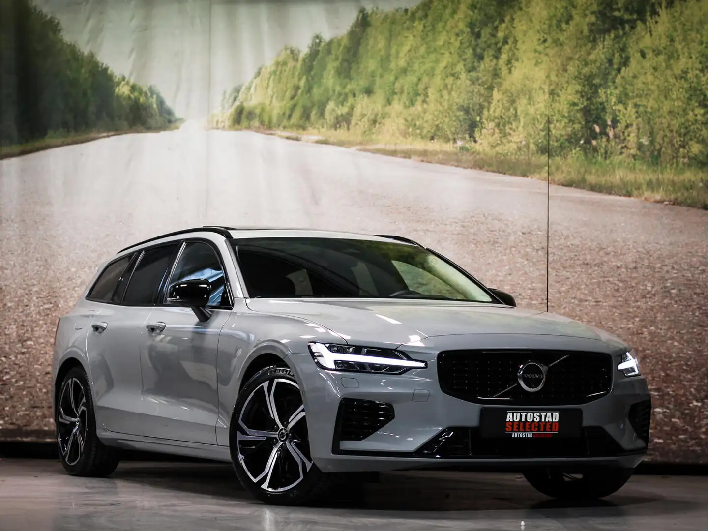 Volvo V60 T6 AWD DARK PLUS Gris - 1