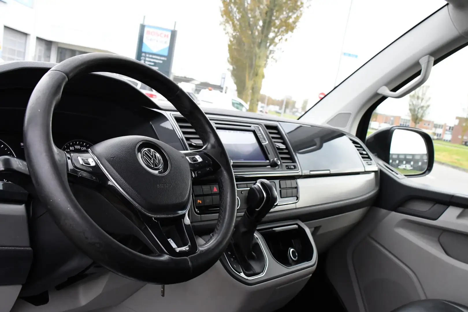 Volkswagen T6 Transporter 2.0 TDI L2H1 Black Edition Highline Adaptieve Crui Zwart - 2