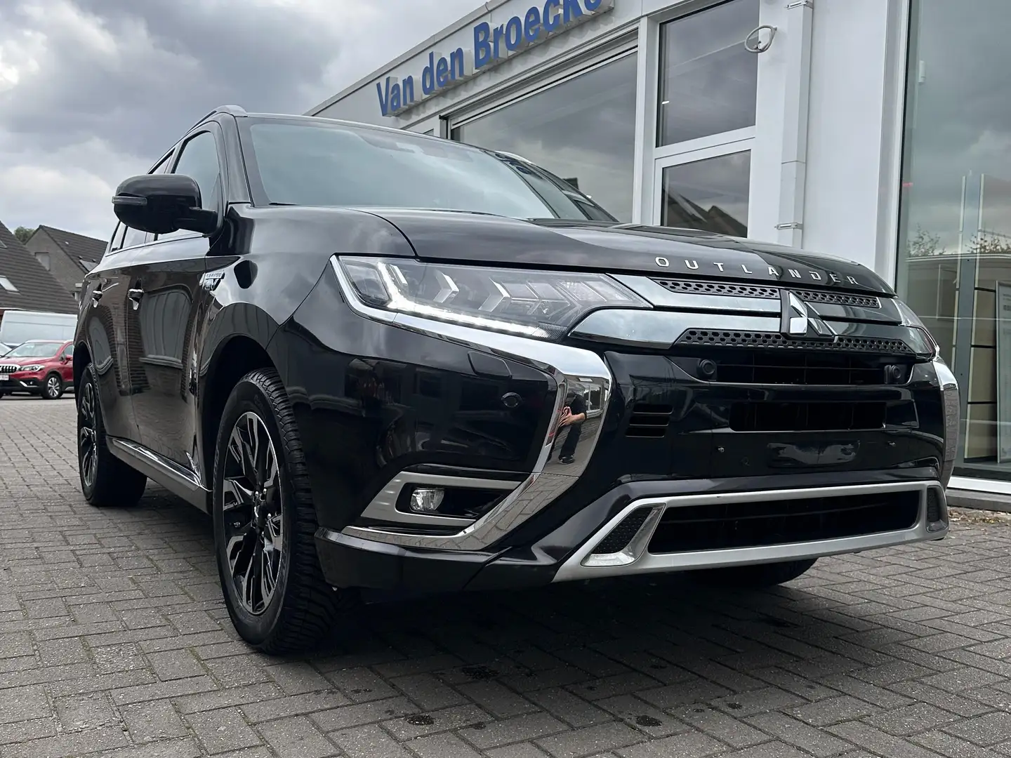 Mitsubishi Outlander Outlander 2.4 4WD Plug-In Hybrid Top Noir - 1