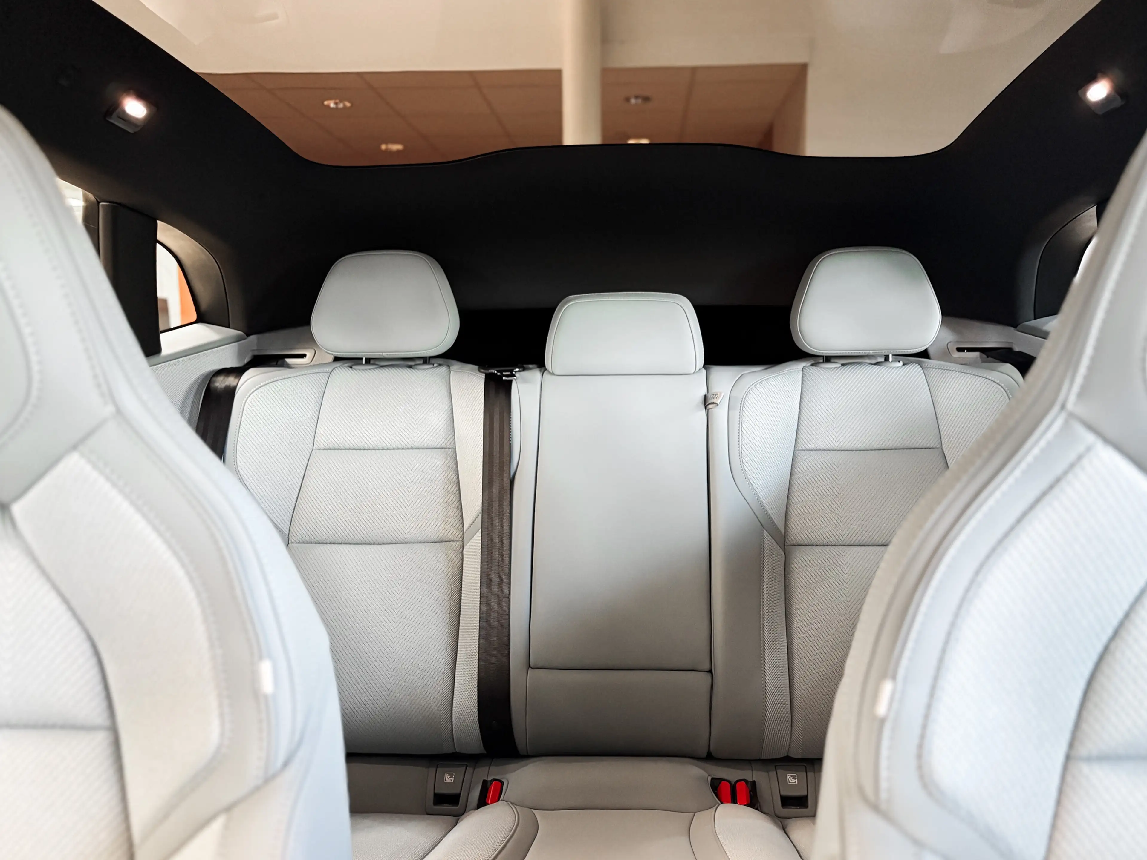 Polestar 4 Dual Motor 100kWh pilot, plus , 20 inch, white int — photo 9