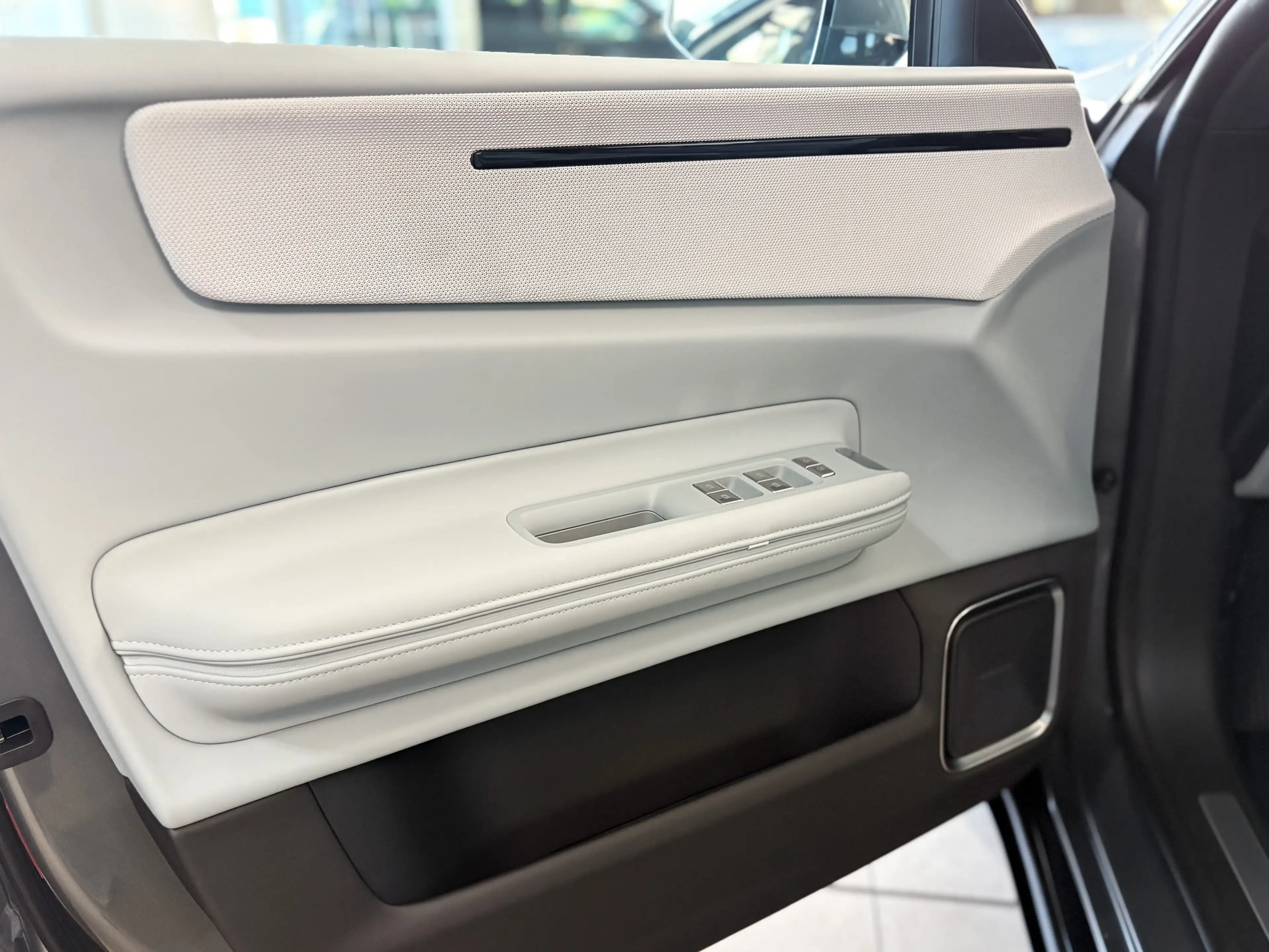 Polestar 4 Dual Motor 100kWh pilot, plus , 20 inch, white int — photo 4