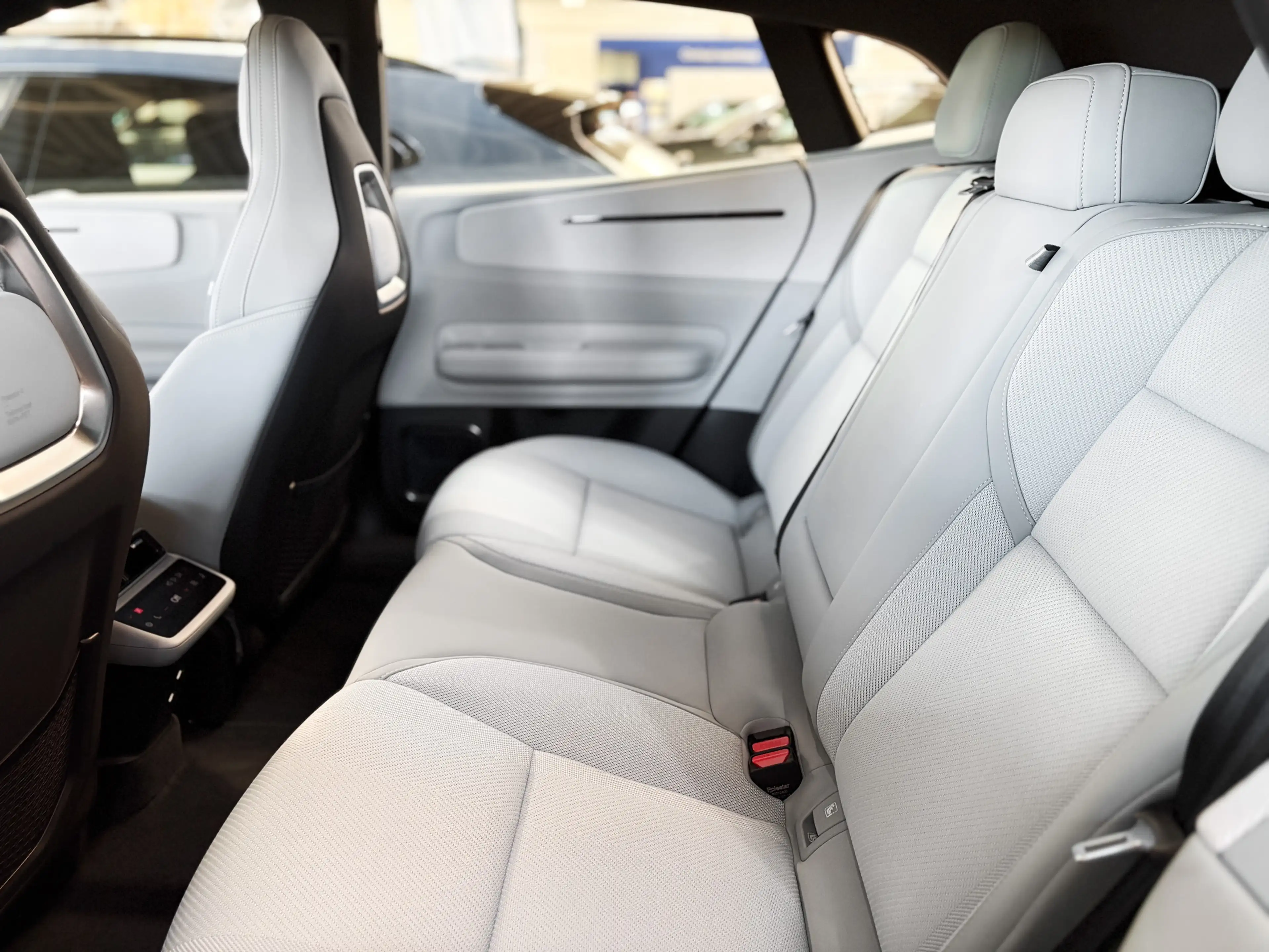 Polestar 4 Dual Motor 100kWh pilot, plus , 20 inch, white int — photo 7