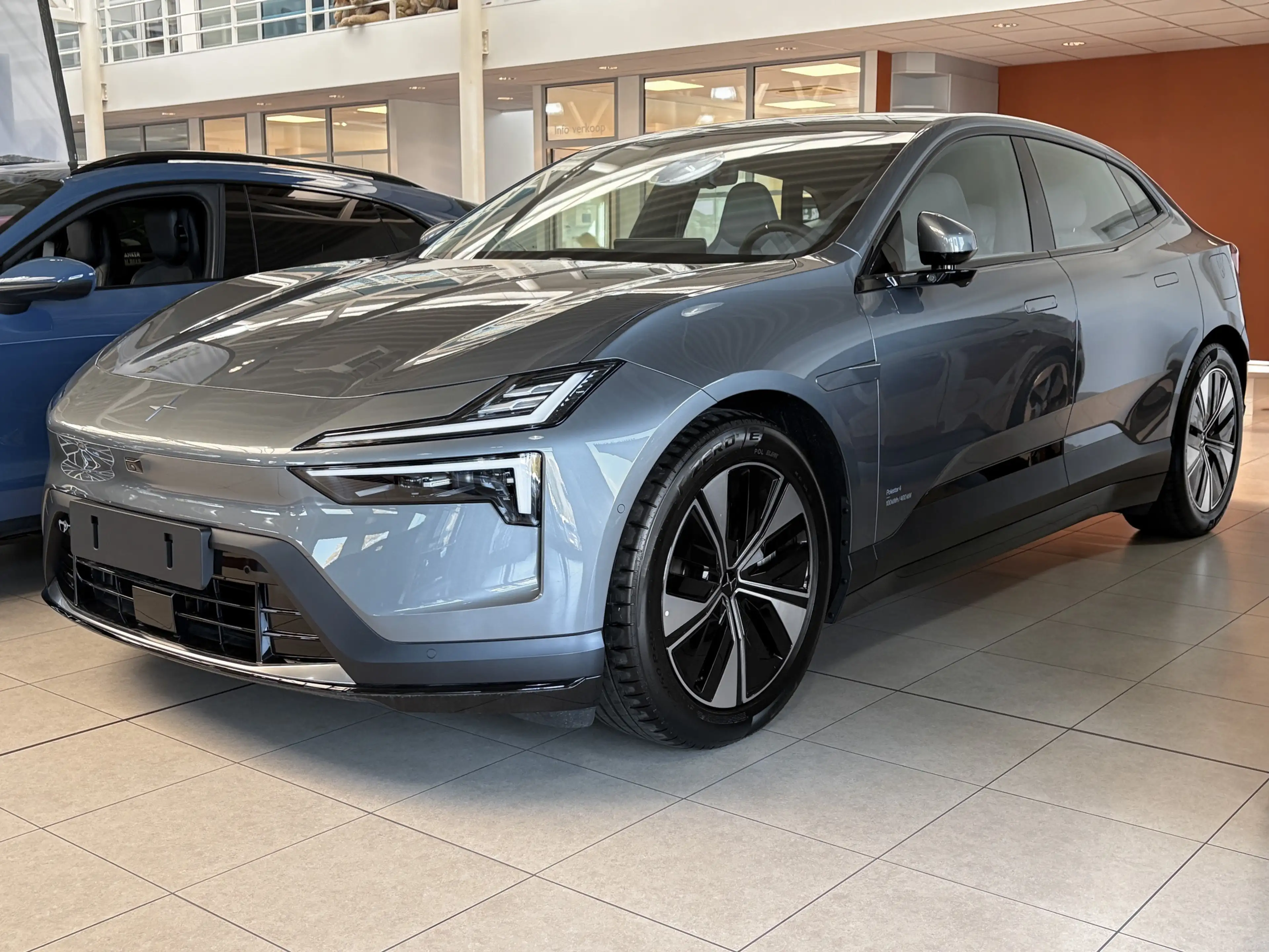 Polestar 4 Dual Motor 100kWh pilot, plus , 20 inch, white int — photo 2