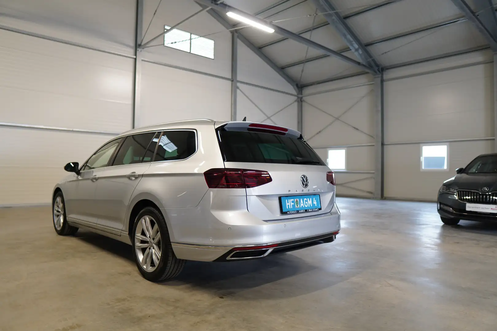Volkswagen Passat Variant Elegance 2,0 SCR TDI DSG PANO MATRIX AID Zilver - 2