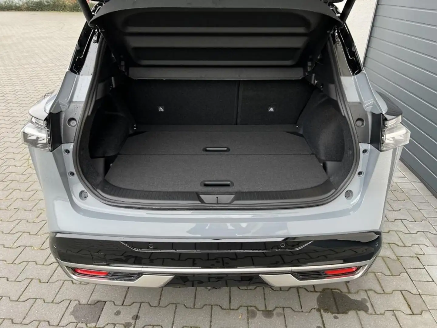 Nissan Qashqai Tekna + Plus 1.3 DIG-T Xtronic MHEV 158 116 kW ... Grau - 2