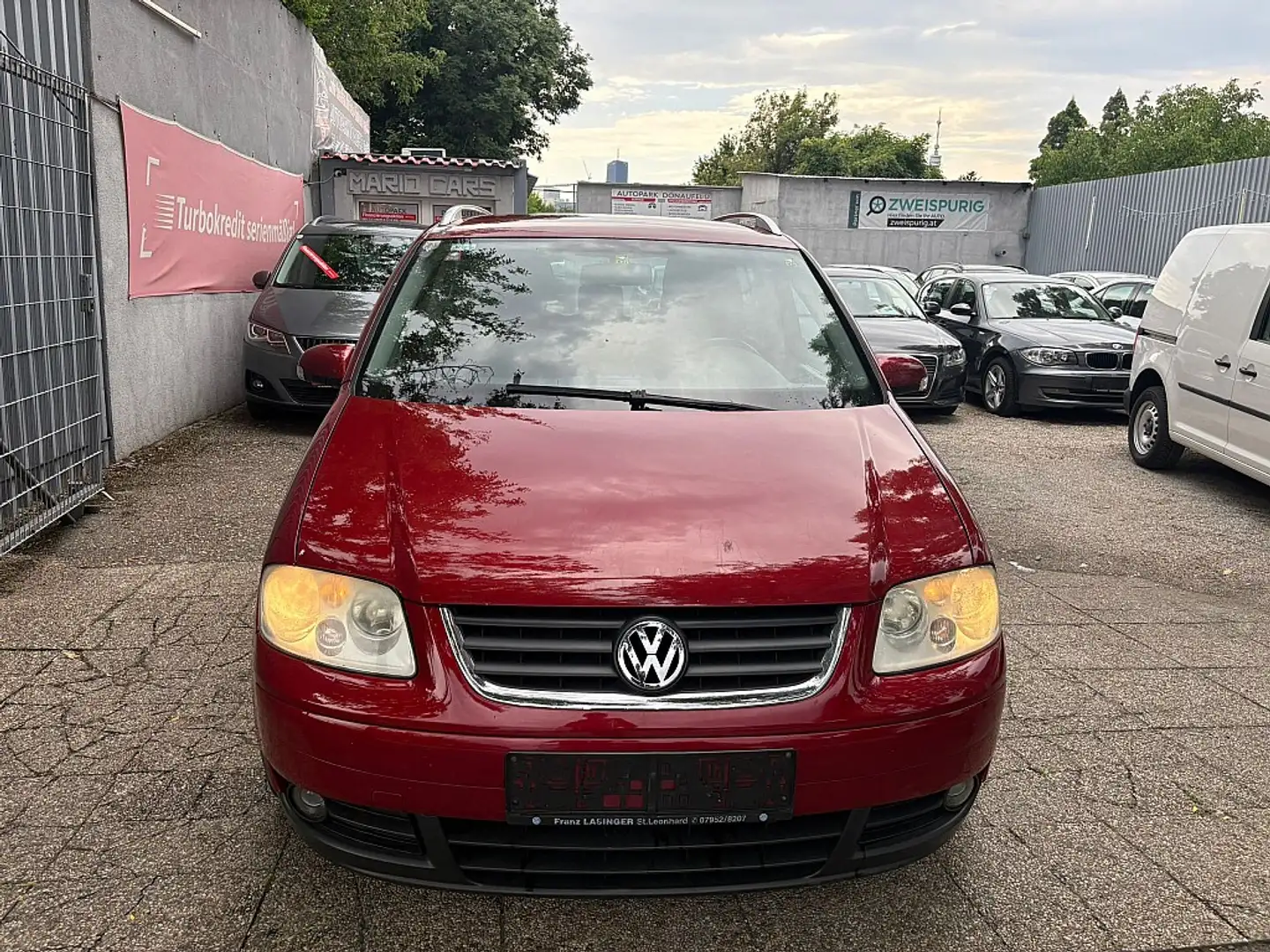 Volkswagen Touran Highline 1,9 TDI DSG Zwart - 2